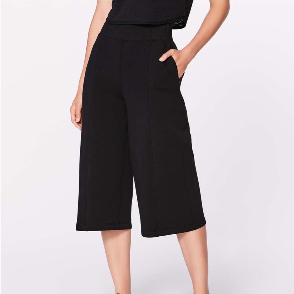 Lululemon New Form Crop- TOO BIG on me. Never worn.